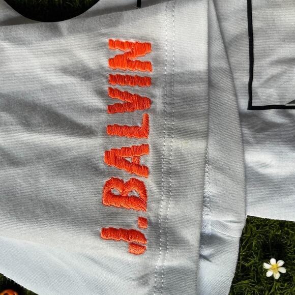 J Balvin Vibras Tour T-Shirt | Limited Edition Graphic Tee | Size Small Unisex - Picture 4 of 6